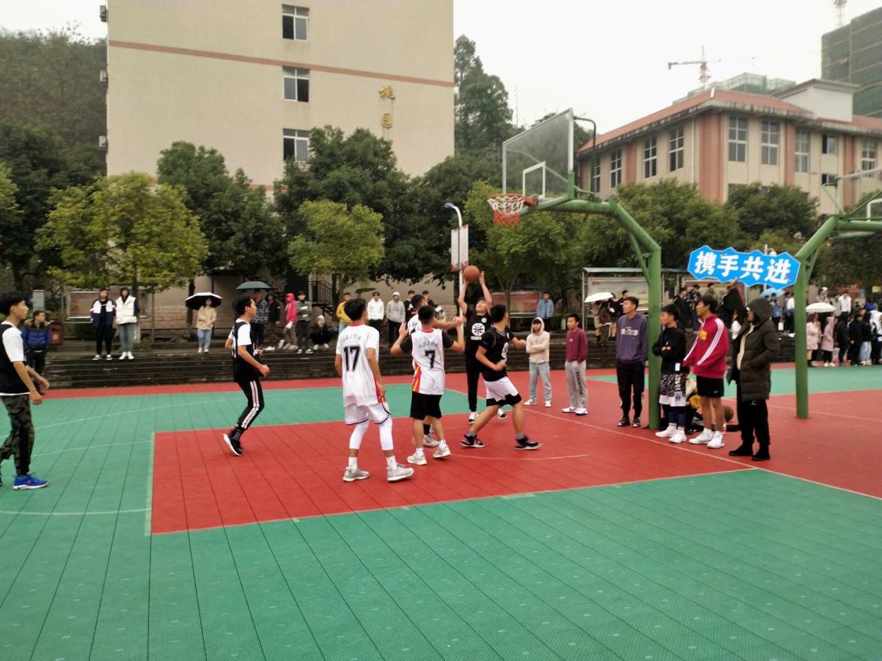 bevictor伟德官网与信息智能工程系开展篮球友谊赛.jpg