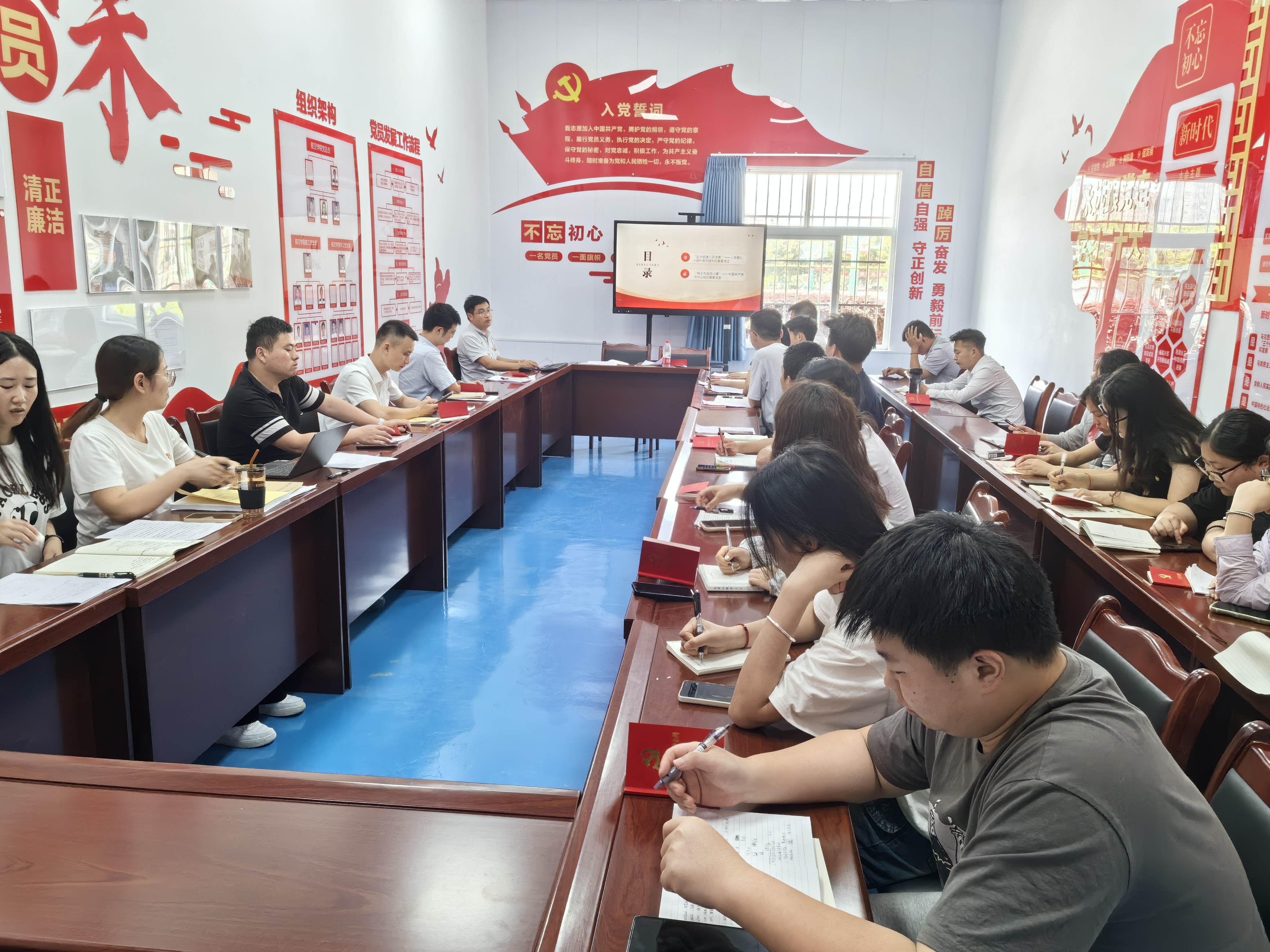 胡圣知讲党课.jpg 胡圣知讲党课.jpg